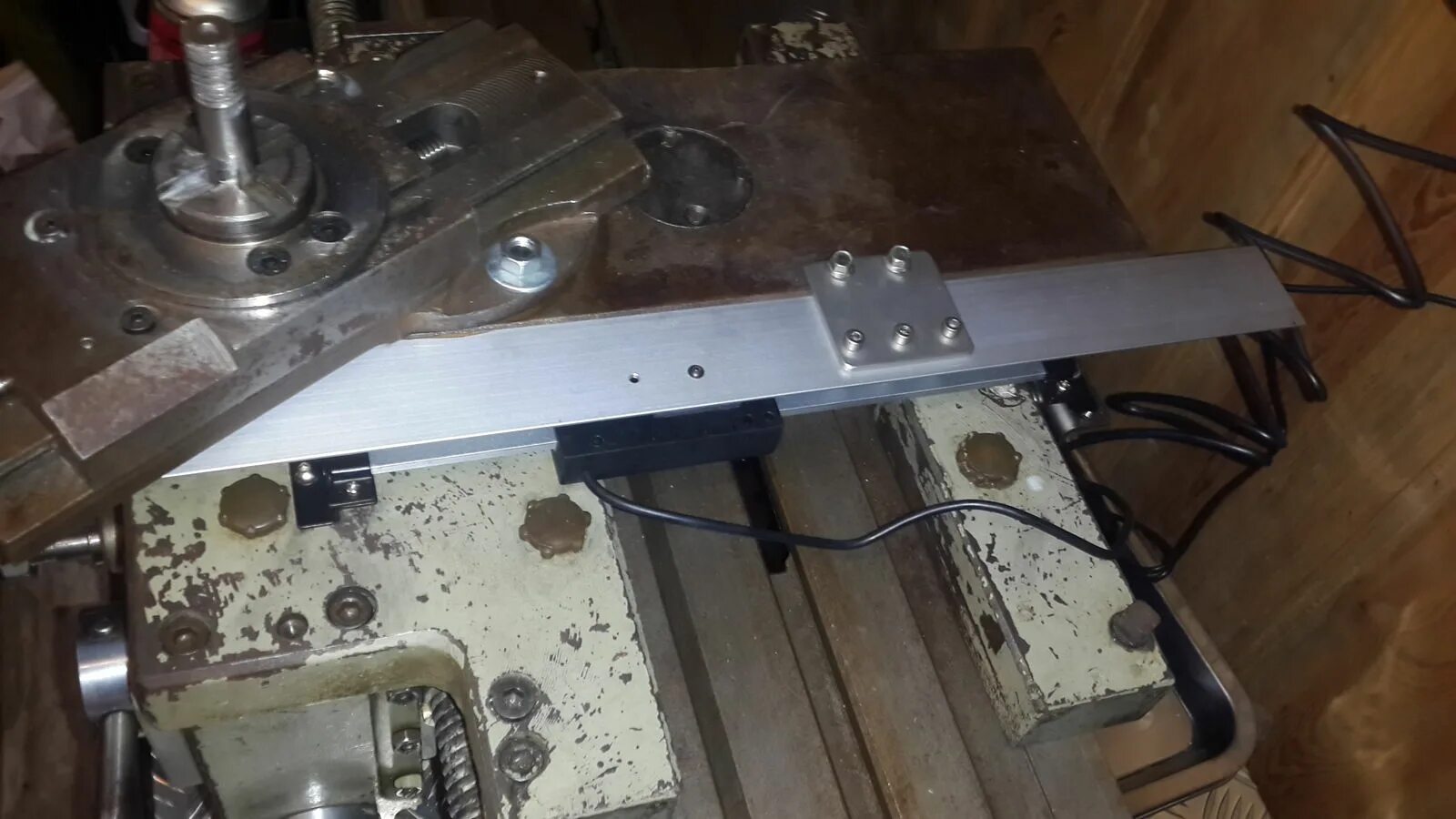 Оптическая линейка для фрезерного станка 2в440. Уци магнитные линейки. Уци на фрезерный станок. Установка линейки. Установка оптических линеек на фрезерный станок чпу.