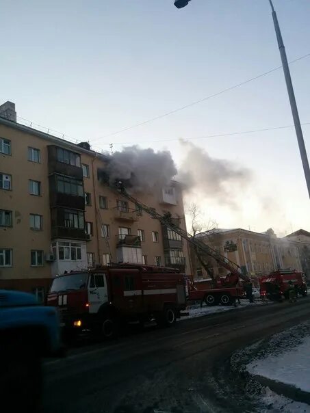 Аварийная кемерово телефон. Ленинский пожар Кемерово. Улица пожарная Кемерово. В Кемерово горит дом. Пожар в Кемерово сегодня на Ленина.