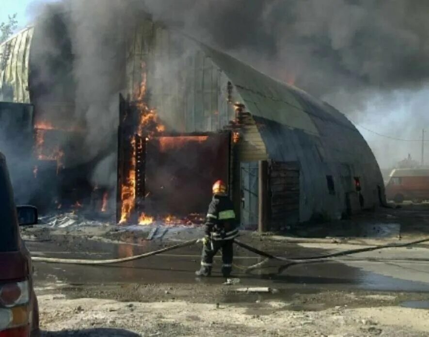 Горит ангар. Старотимошкино пожар. пожар ангар. сгорел в ангаре.