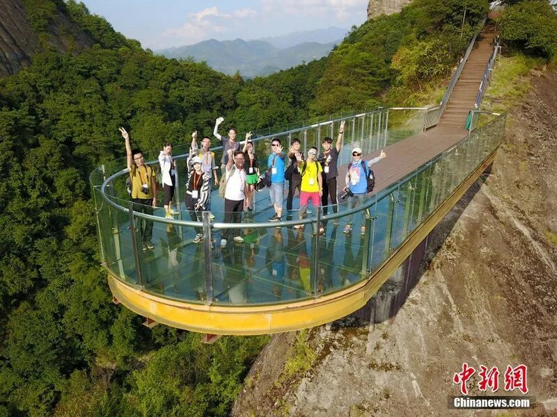 Пицунда стеклянный мост. Смотровая площадка в Хуанши Китай. Стеклянный мост Гагра. Стеклянный мост Бэйдайхэ. Стеклянный мост тайланд