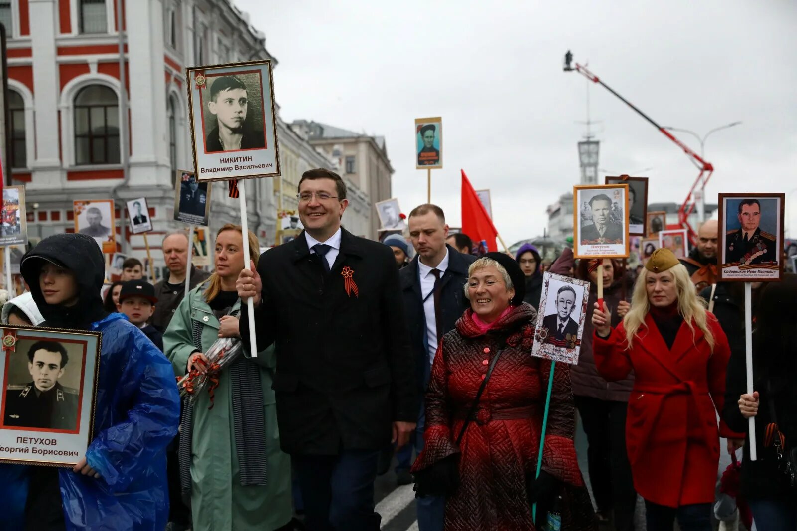 Главные новости новгорода. Бессмертный полк Никитин 2022 Нижегородской области. Парад Победы 2022 в Нижнем Новгороде. 9 Мая шествие Бессмертного полка. Бессмертный полк Нижний Новгород.