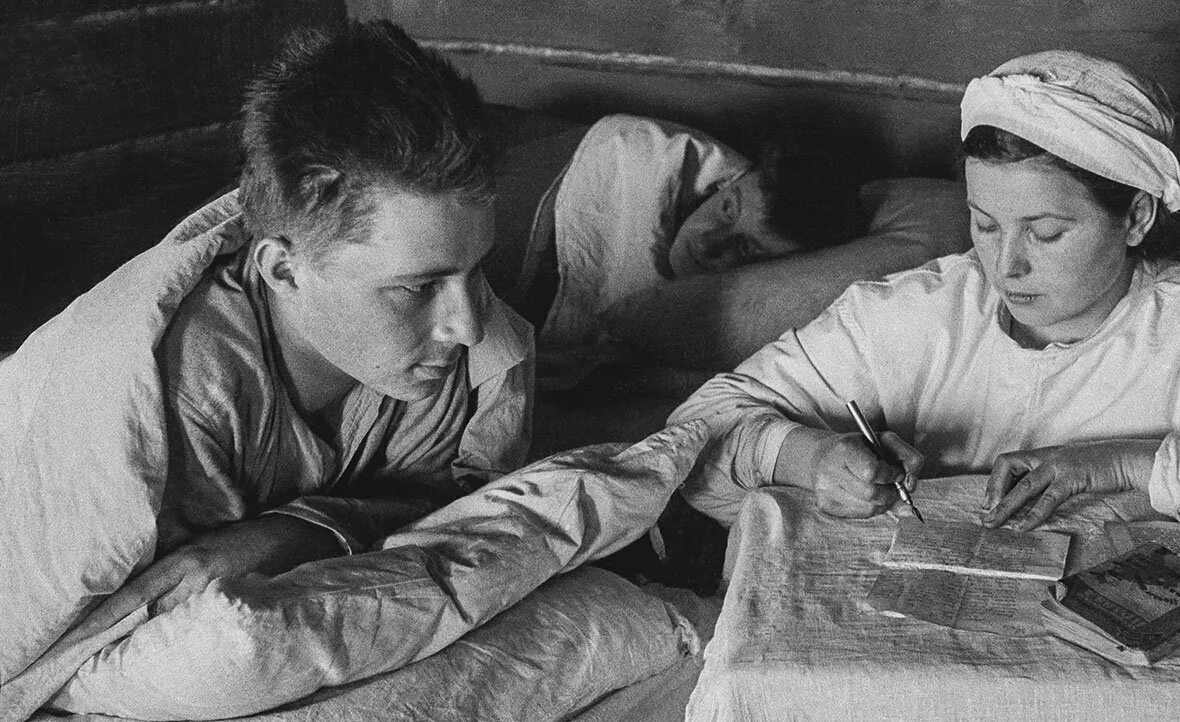 Прифронтовой госпиталь. Медсестры во время Великой Отечественной войны. Медсестра и солдат госпиталь.
