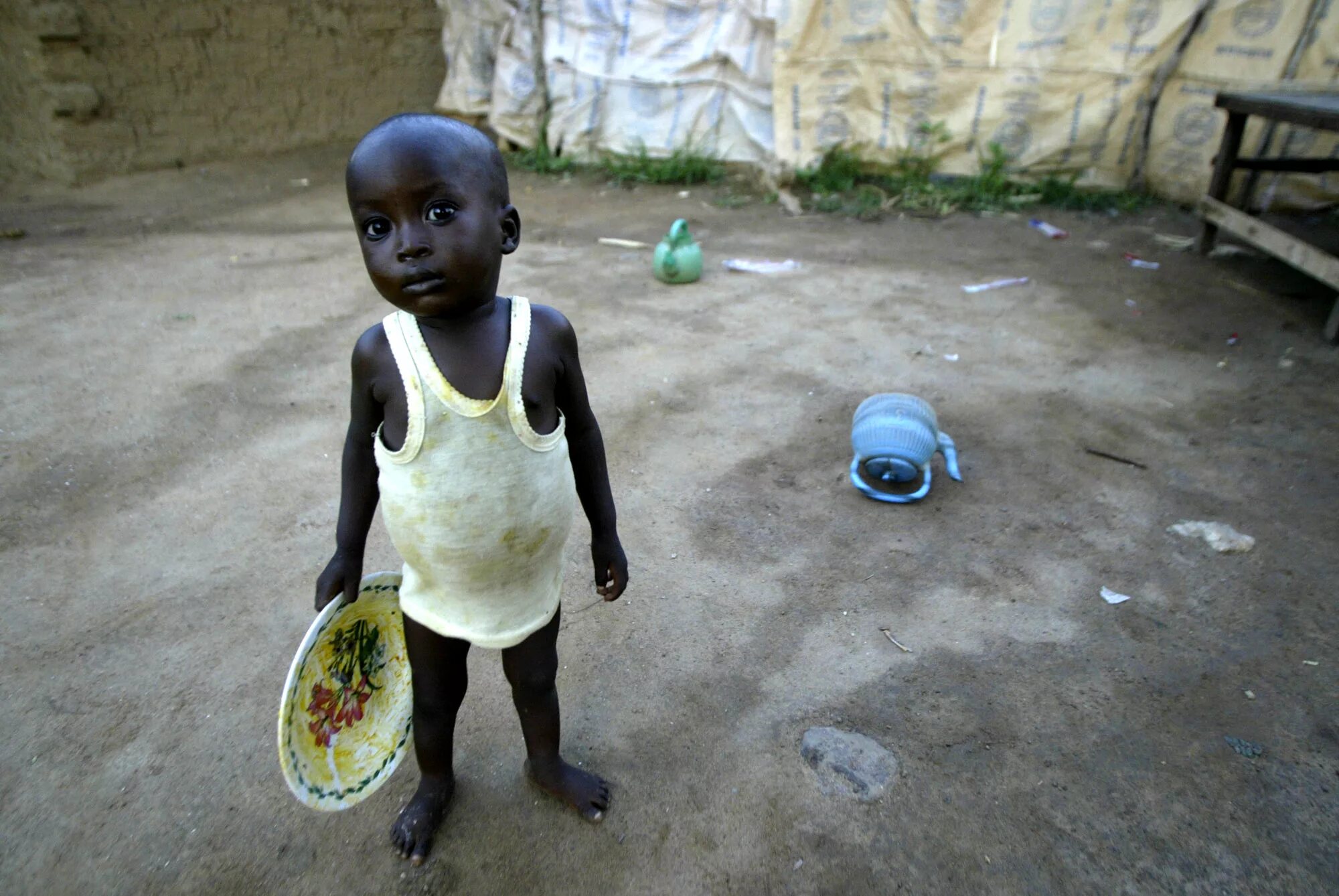 Голодающие дети Африки худые. Африканские дети голодают. Бедные африканские дети. Голод будет 2 года