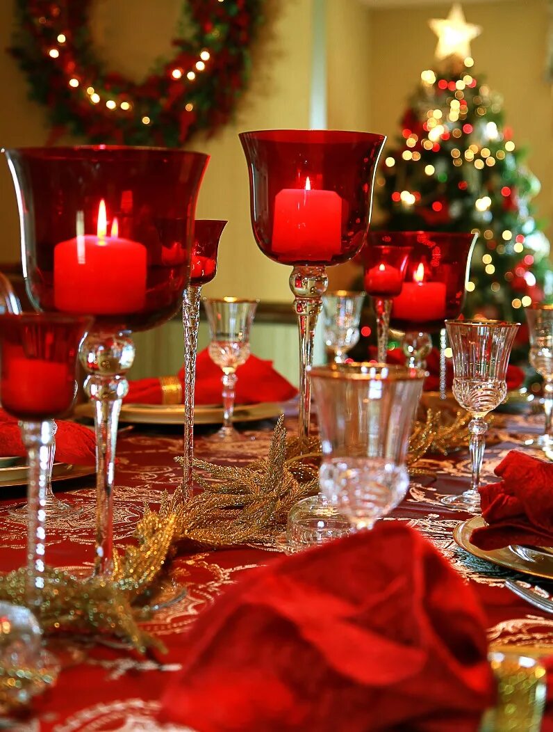 Фотки новогоднего стола. Новогодний стол. Стол на новый год. Украшение Рождественского стола. Красивый стол на новый год.