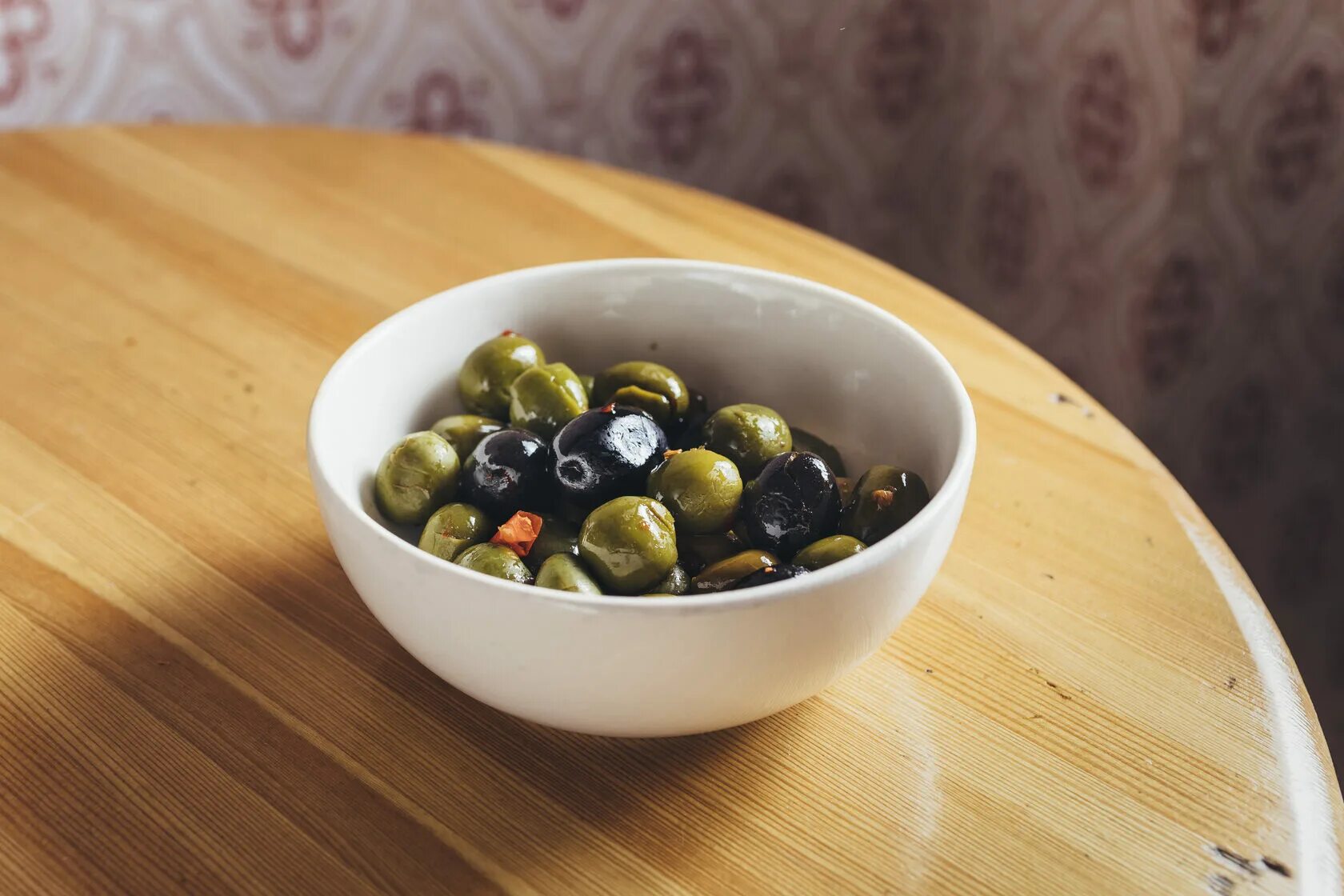 Мариновать маслины. Маринованные оливки. Соленые оливки. Маринованные маслины. Зеленые маслины в маринаде.