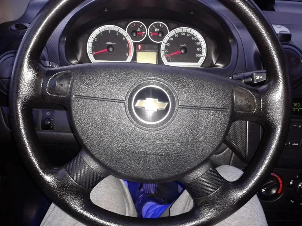 Руль вправо. На машине руль тянет вправо что это. Руль вправо и влево. Руль влево. Вращение руля без гидроусилителя фото.