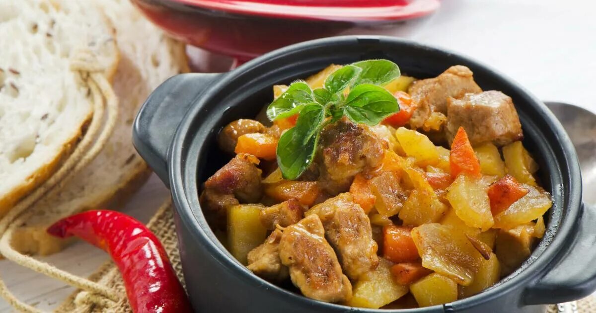 Жаркое по домашнему на плите. Жаркое в казане с картошкой. Картошка с мясом в жаровне. Жаркое по домашнему на плите. Жаркое из свинины с картошкой в казане.
