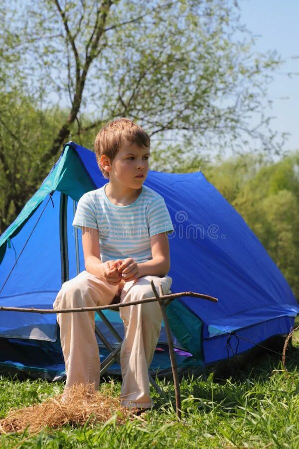 Camping boys. Палатки для мальчиков. Мальчишки в палатке. Фотосессия для мальчиков с палаткой.