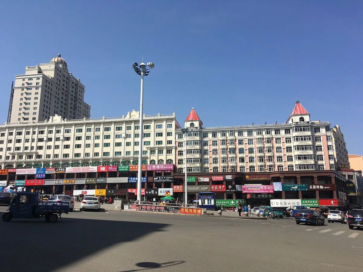 Heilongjiang suifenhe rural commercial bank. Суйфэньхэ Китай. Суйфэньхэ 2022. Суйфэньхэ 2024. Гостиница Хуалянь Суйфэньхэ.