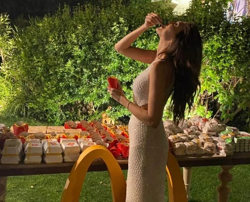 веселая девушка. эшлинн йенни. безумно избалованная жена. любовь напоказ айше и керем. оксана федорова и король малайзии.