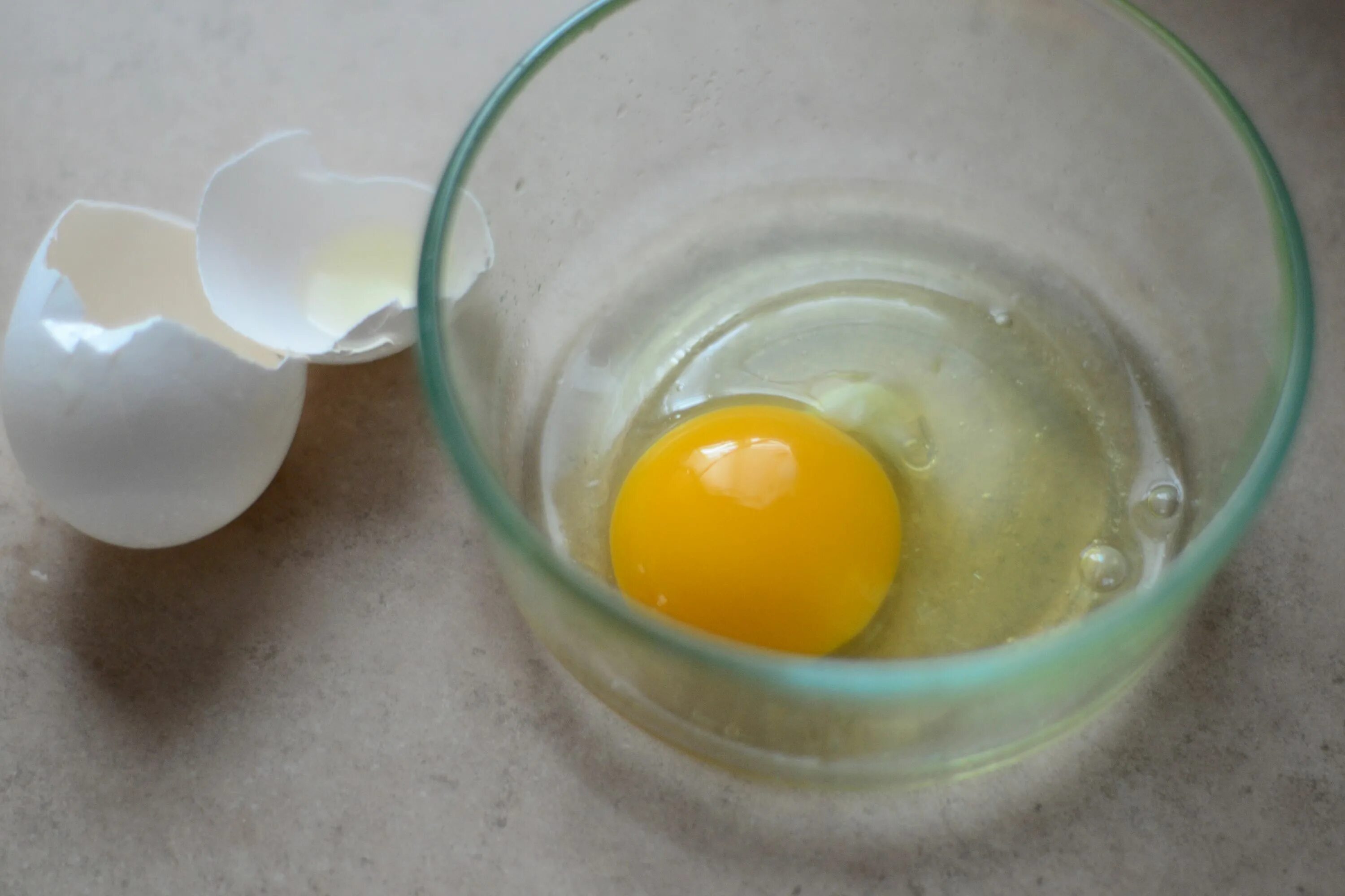 Можно ли греть яйцом. Яйцо в микроволновке. Яйцо в микроволновке без скорлупы. Куриное яйцо в микроволновке. Вареное яйцо в микроволновке.