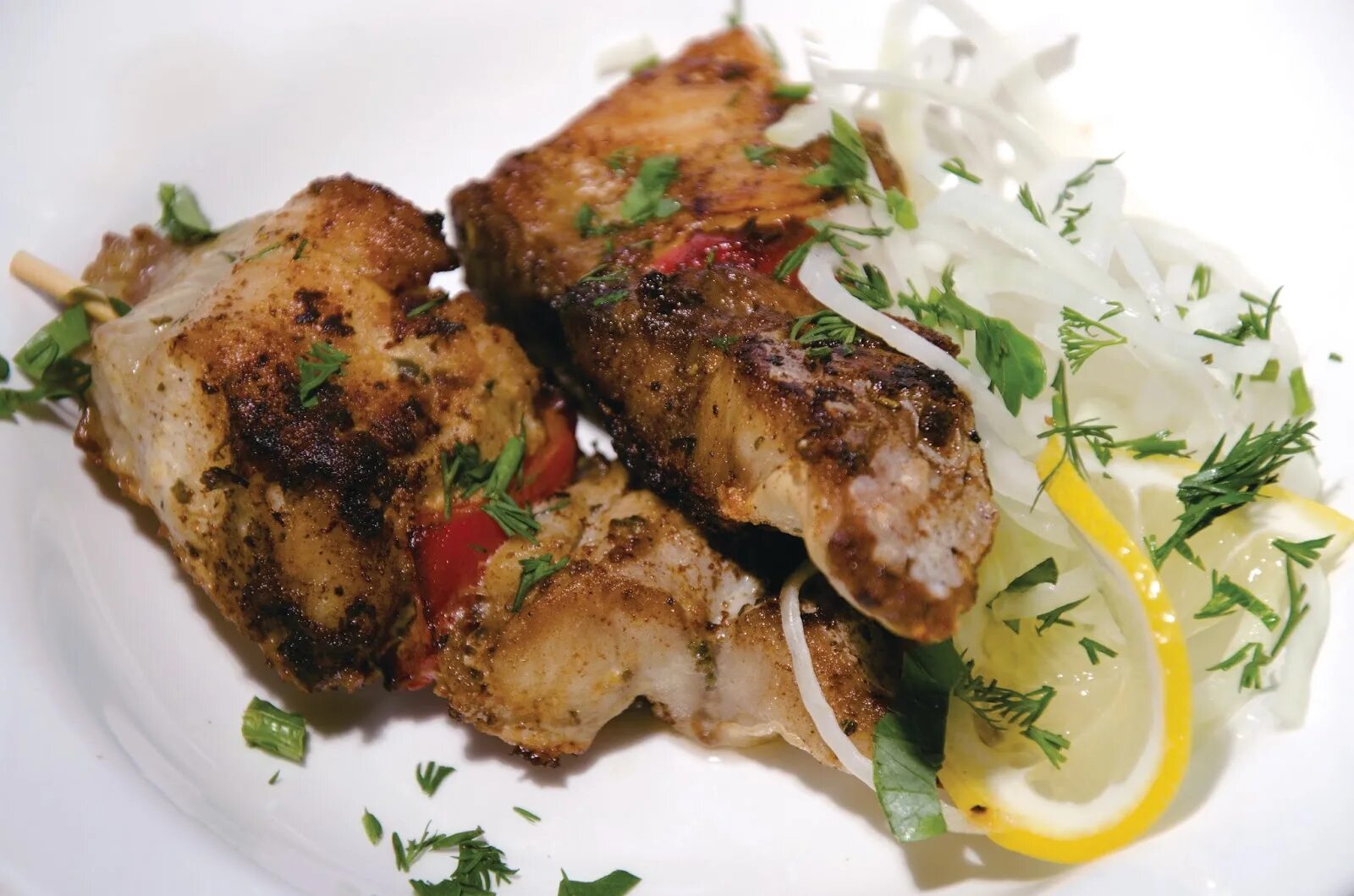 Блюда из сома рецепты. Шашлык из сома. шашлык из филе сома. шашлык из сома на мангале. шашлык из рыбы сом.