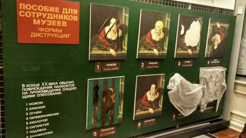 Блондинка музейный работник. Выставка современного искусства. Одежда для работников музеев. Работник музея. Музейный сотрудник.