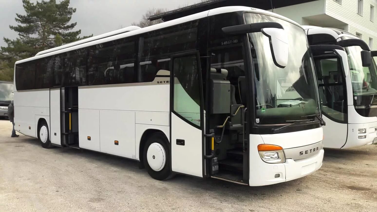 Автобусный тур в грузию из минска. Автобус Georgian Bus. Трансфер автобус. Транспорт Грузии. Туристический автобус в Грузии.