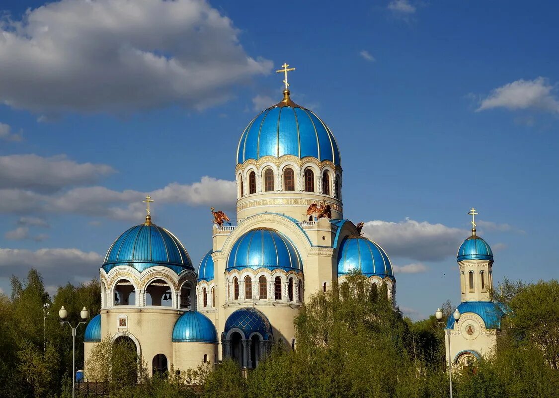 храм на борисовских прудах. храм живоначальной троицы в честь тысячелетия крещения руси. храм каширское шоссе борисовские пруды. [hfv ;bdjyfxfkmyjq nhjbwt d jht[jdj-,jhbcjdt. храм живоначальной троицы в орехове-борисове.