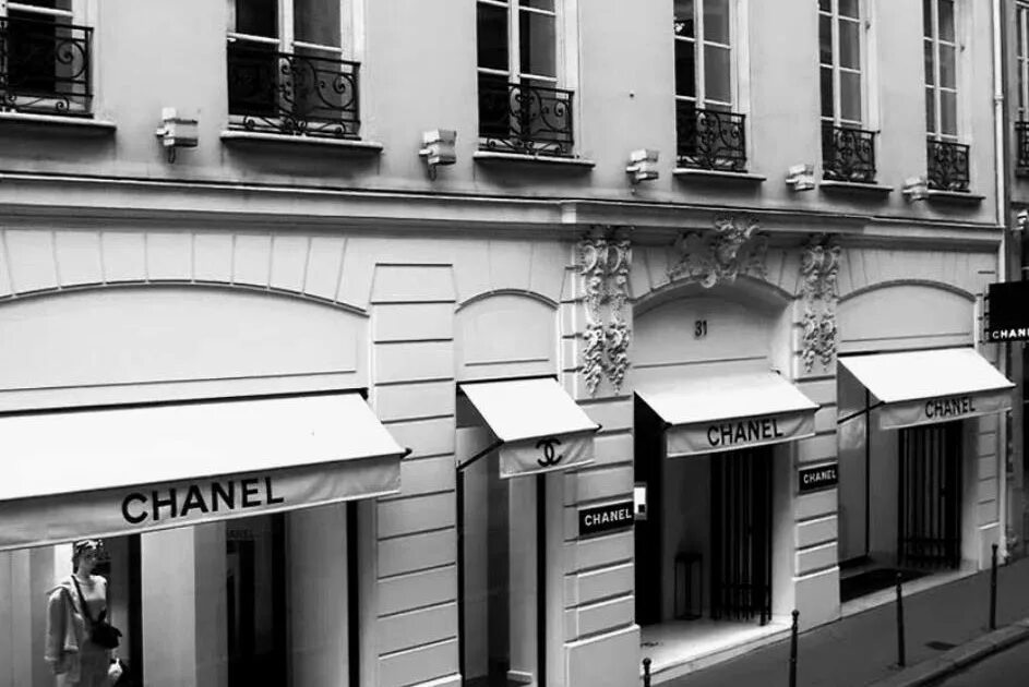 Первый магазин квартир. Коко Шанель дом моды в Париже. Первый магазин Коко Шанель в Париже. Модный дом Коко Шанель. Первый дом моды Коко Шанель в Париже.