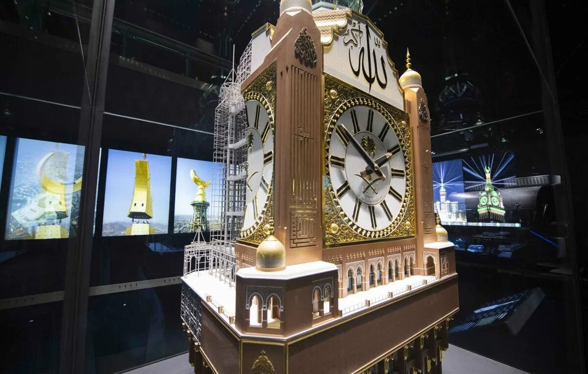 Башня в мекке с часами. Makkah royal clock tower. clock tower museum мекка. часовая башня саат кулеси. королевская часовая башня мекка саудовская аравия.