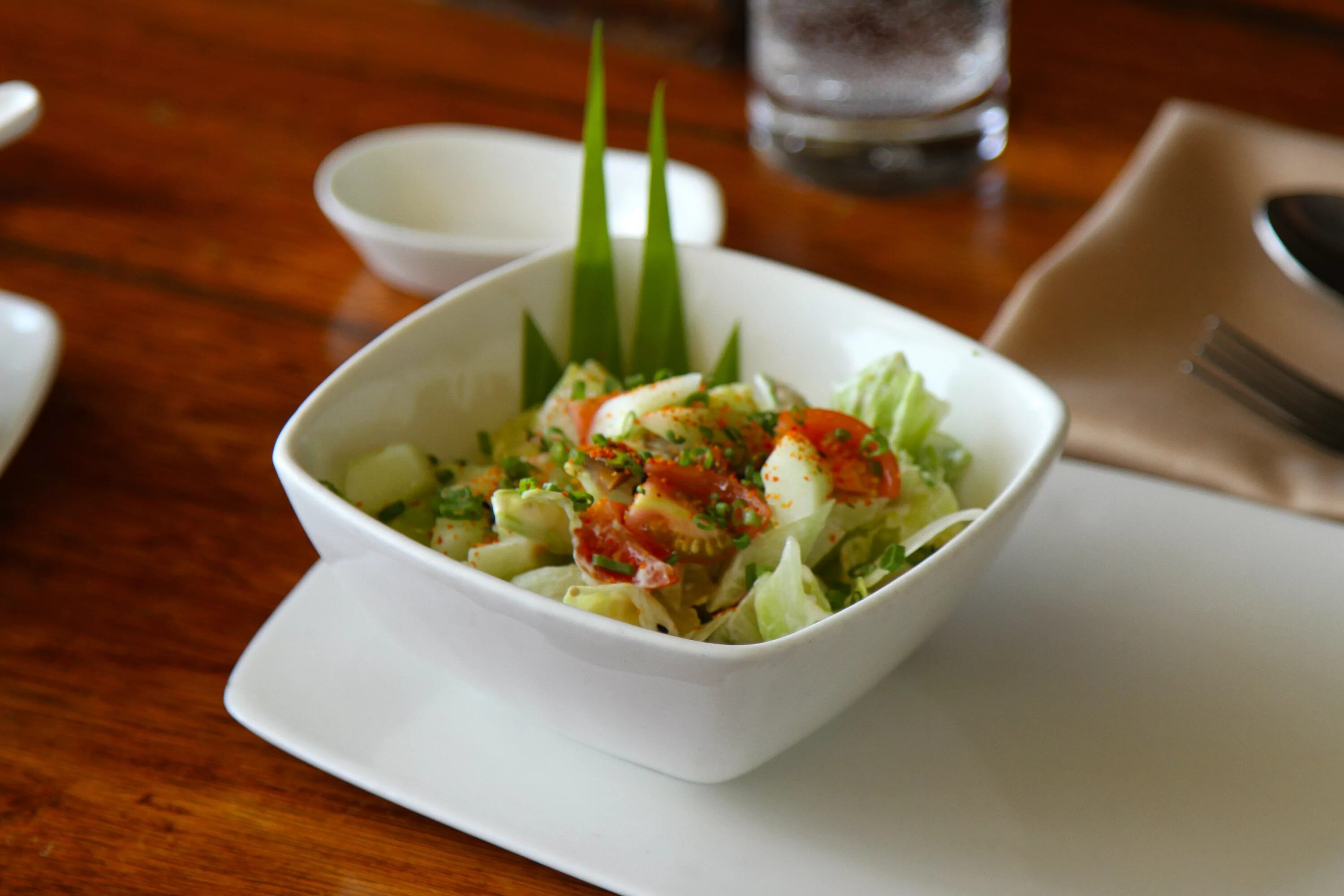 Vegetable lunch. Сельдерей на обед. Еда в глубокой тарелке. Салат в прямоугольной тарелке. Овощной салат в белой чашке фото.