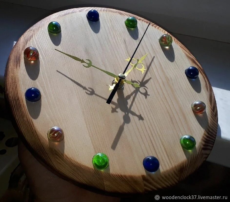 Часы шарова. Часы со стеклянными шариками. Часы из реек со стеклом. Деревянные часы с шариками. Часы со стеклянными цифрами.