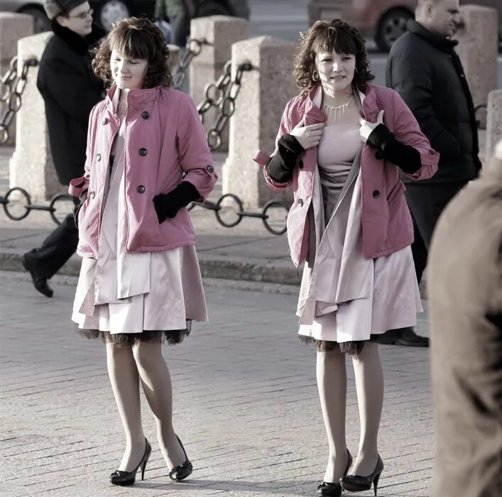 Лимонничать значение слова. Девушка жеманничает. Жеманиться это. Жеманница. Что значит жеманный.