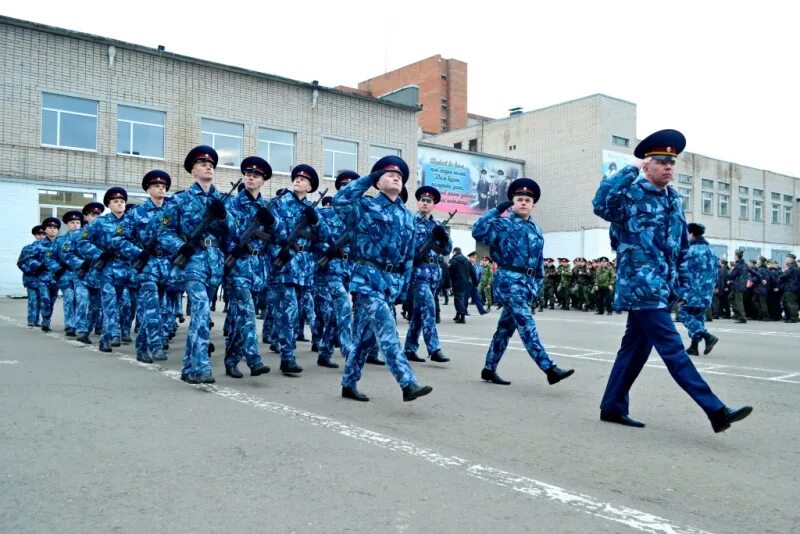 Как выглядит фсин. Сотрудник ФСИН. Сотрудник УИС. ВИПЭ ФСИН России сотрудники. Форма работников ФСИН.