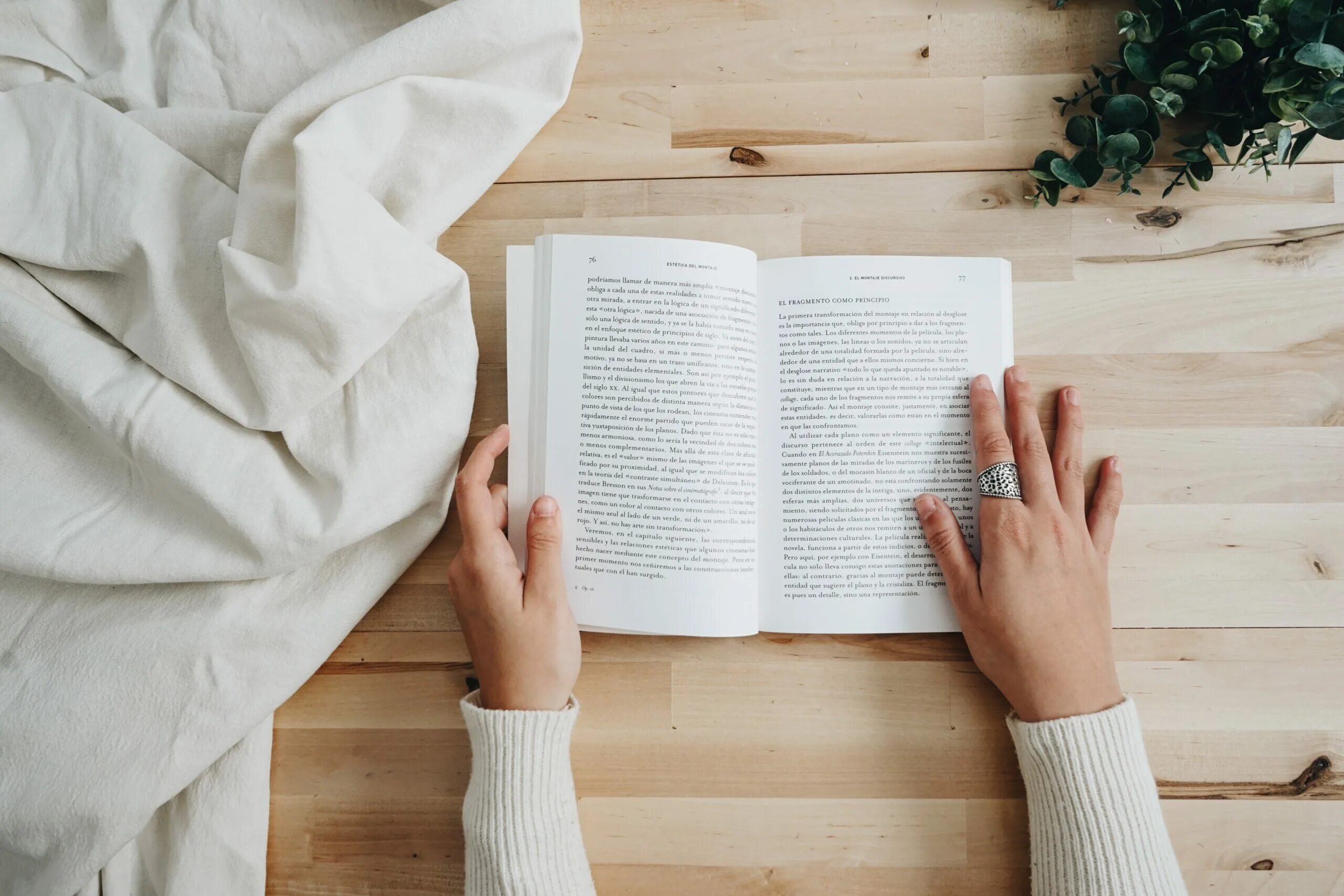 Как выпустить свою книгу. Держит раскрытую книгу. держит книгу от первого лица. рука держит книгу. рука поверх книги.