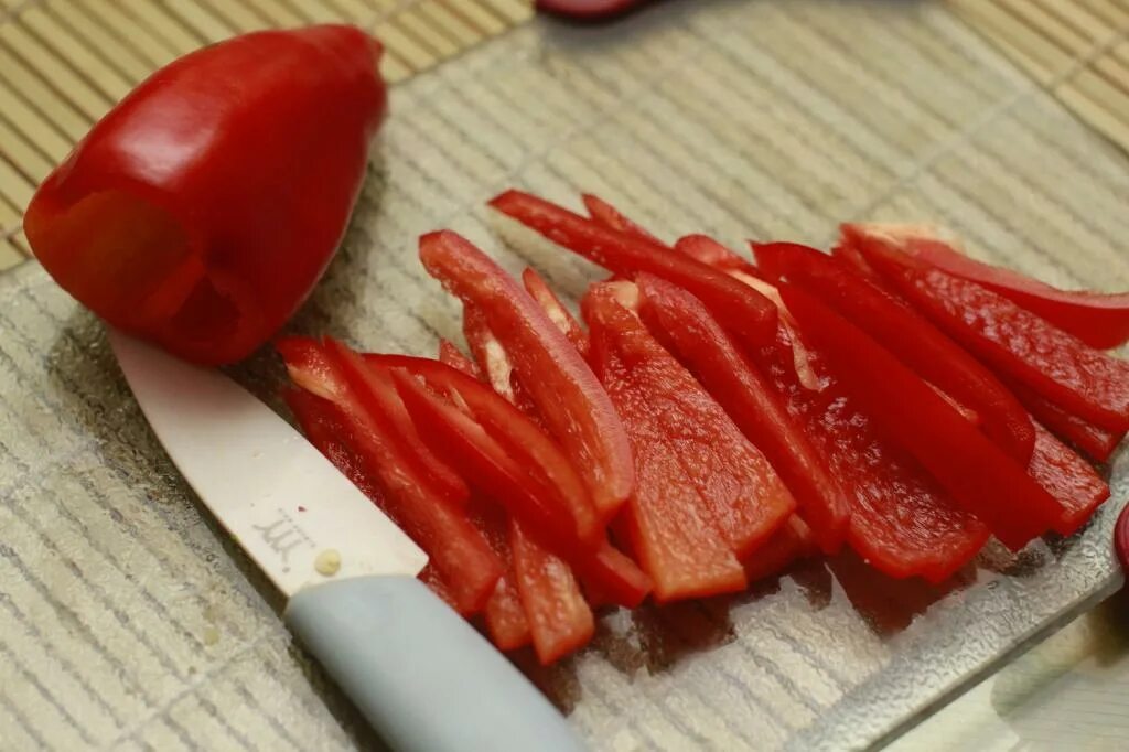 Болгарский перец нарезанный. Нарезанный ломтиками красный перец. Перец брусочками. Перец брусочками. Болгарский перец брусочками.