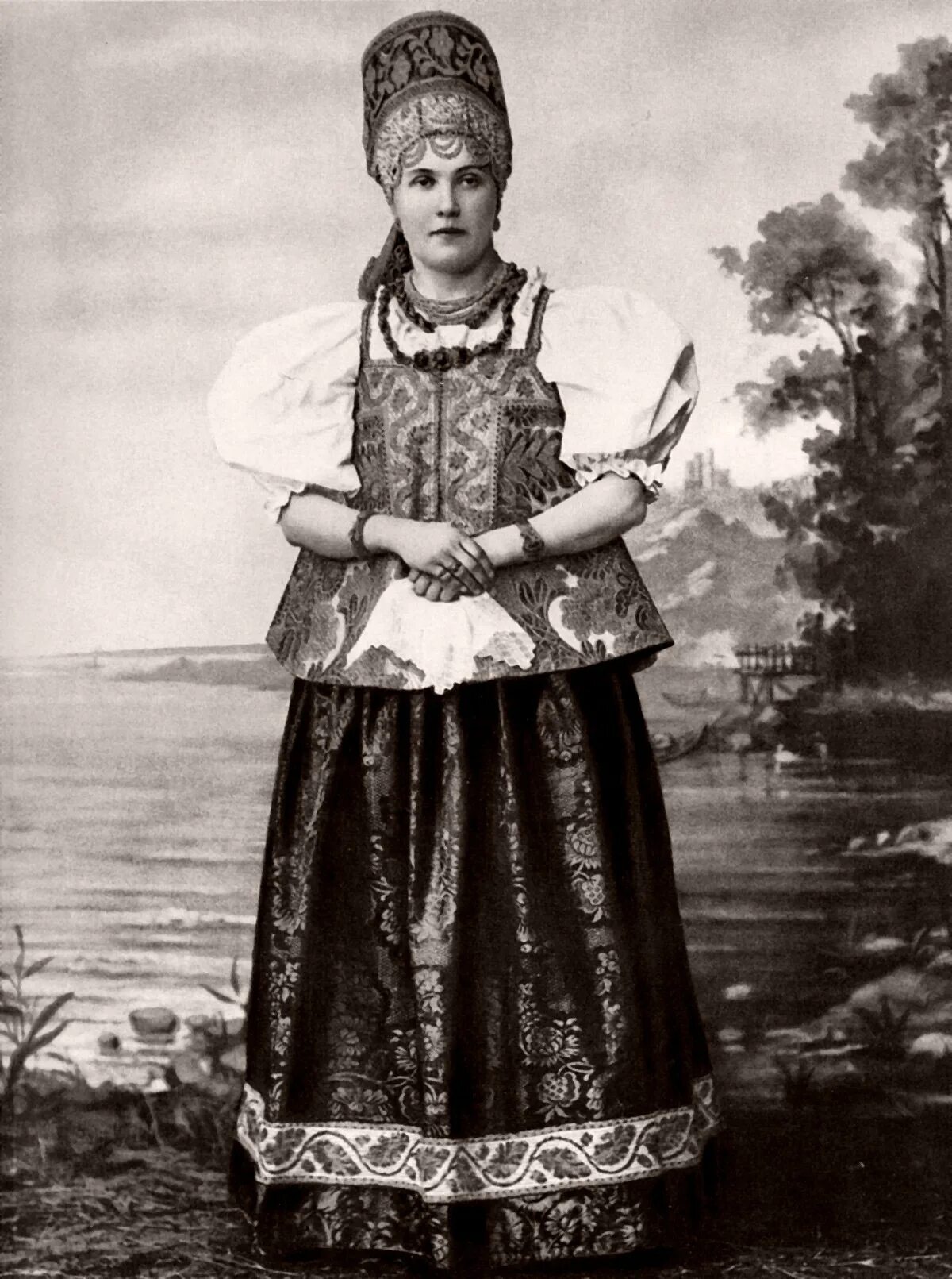 Старинная одежда девушек