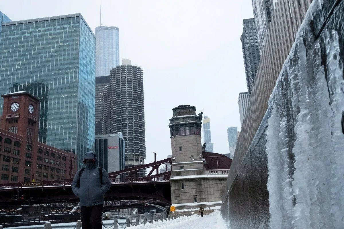 Freezing us. Зима в Чикаго. Чикаго зимой. Чикаго набережная зимой. Замёрзшие Набережные Чикаго.