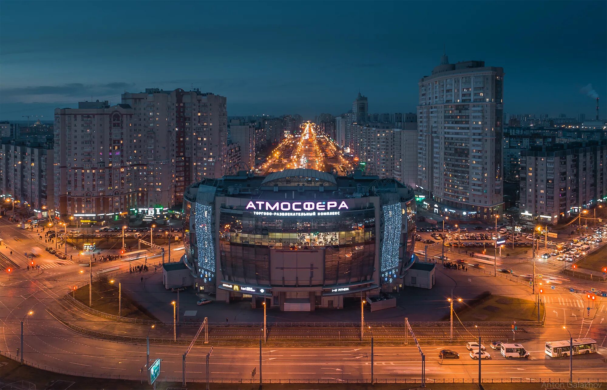 Где на комендантском. Атмосфера Комендантский проспект ТРК. Атмосфера СПБ Комендантский проспект. Атмосфера ТЦ СПБ. Комендантский проспект метро атмосфера.