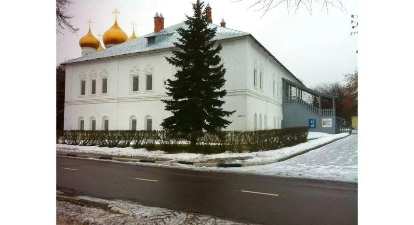 Митрополит палаты в ярославле памятник архитектуры. Митрополичьи палаты ярославль. Исторический центр ярославля митрополичьи палаты. Митрополит палаты в ярославле памятник архитектуры. Ярославский художественный музей митрополичьи палаты ярославль.