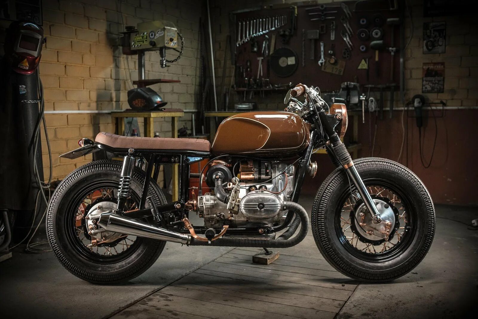 Мотоцикл Урал Cafe Racer. Мотоцикл Урал боббер. Cafe Racer Урал Днепр. Мотоцикл Урал кафе рейсер. Стили байков