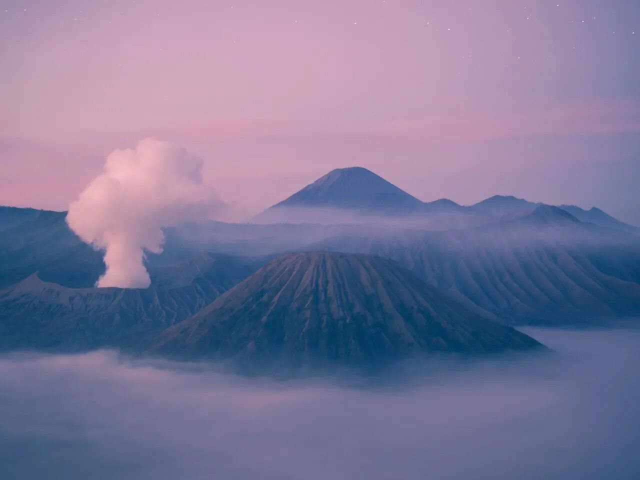 Вулкан брома. Вулкан Бромо в Индонезии. Вулкан Эбеко. Вулкан в тумане. Дым в горах.