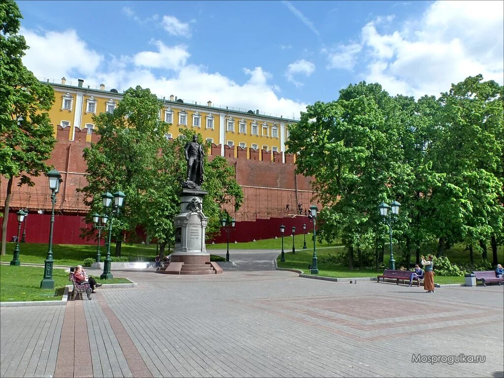 Москва александровский сад александровский сад. Александровский парк москва. Александрийский сад в москве. Александровский сад в москве памятник патриарху гермогену. Автор александровского сада.