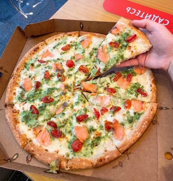 Пицца песто Додо. Пицца с лососем Додо пицца. Морская пицца Додо. Пицца с лососем Додо.