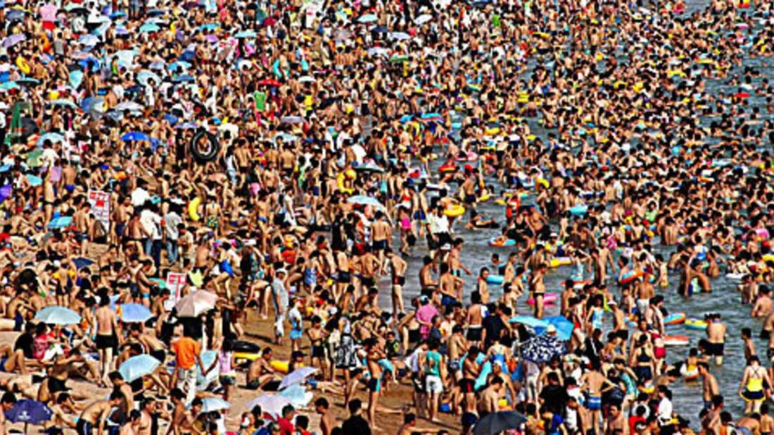 Crowded beach. Толпа людей на пляже. слиться с толпой на пляже. jbr beach толпа. crowded place.