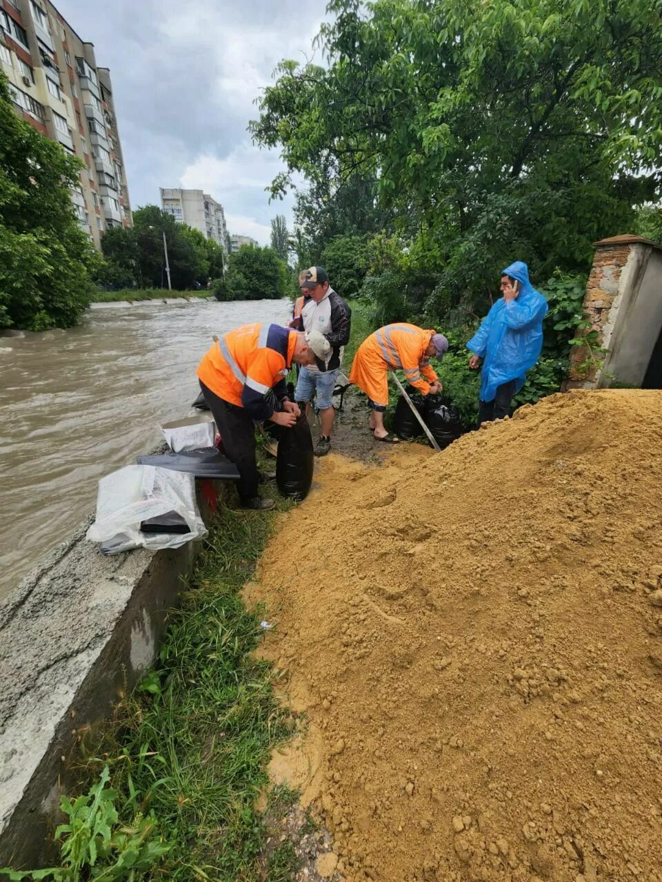 Почему нет воды в симферополе. Подтопления в Симферополе. Потоп на ракетной в Симферополе. Затопление Симферополя. Река Салгир Симферополь.