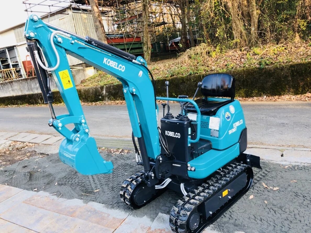 Японский мини экскаватор. Мини экскаватор Kobelco sk007. Миниэкскаватор "Kobelco" sk007. Мини экскаватор Kobelco sk007 характеристики. Kobelco sk007 сваекрут.