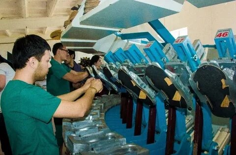 Порно: Кәрі семіз әйел қара адамның есегі мен шарларын жалайды.