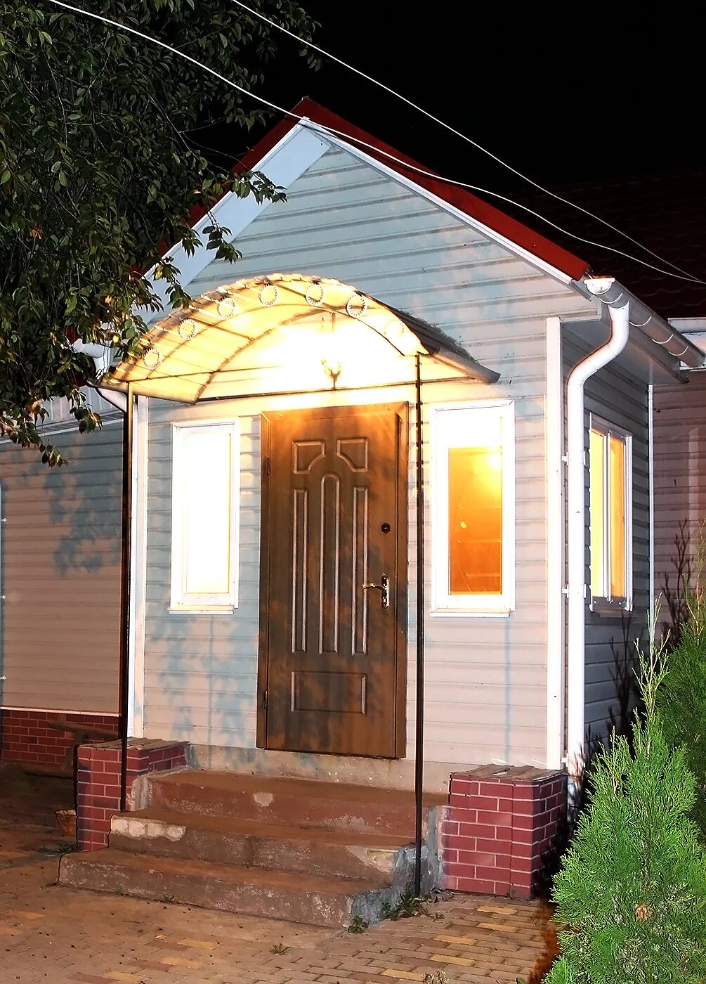 Наружная подсветка веранды. Домик ночью. Подсветка дачного дома. Крыльцо ночью. Крыльцо ночью в деревне.