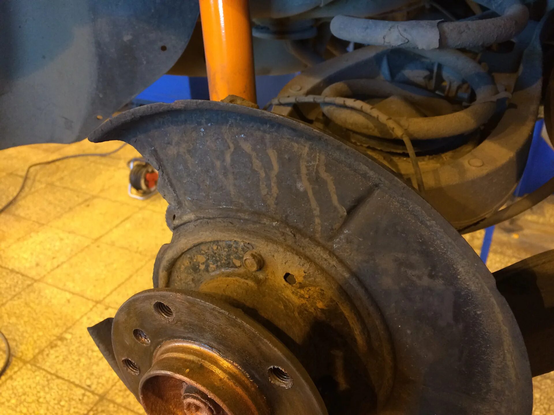 Замена защитного кожуха тормозного диска. Замена защитного кожуха тормозного диска. Кожух переднего тормозного диска daewoo nexia. Передний кожух тормозного диска е46 2003 2. Кожух диска тормозного  переднего фокус 2.