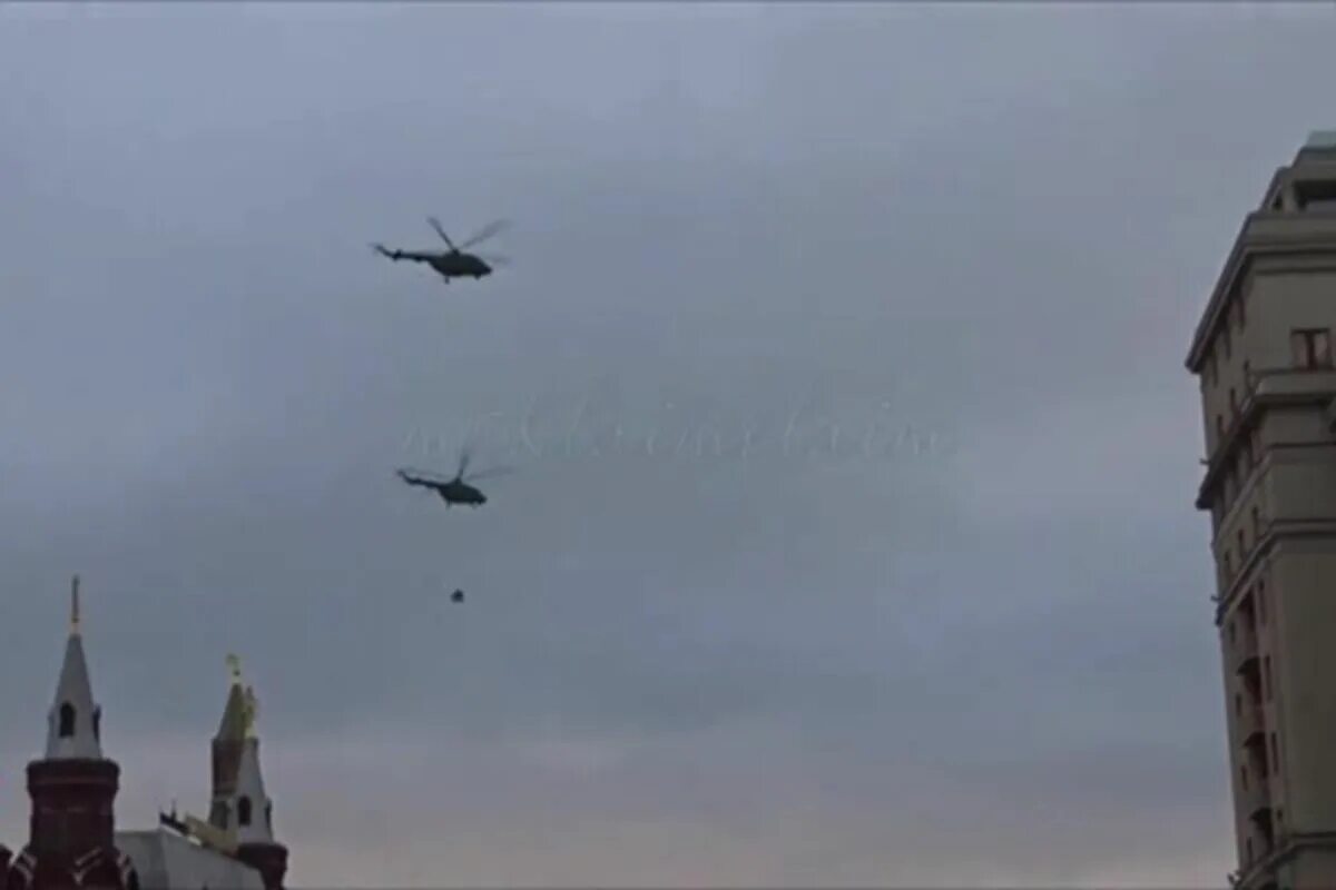Военный вертолет над Кремлем. Военные вертолеты над Москвой. Над Москвой летают военные вертолеты. Военные вертолеты над Москвой летают сейчас.