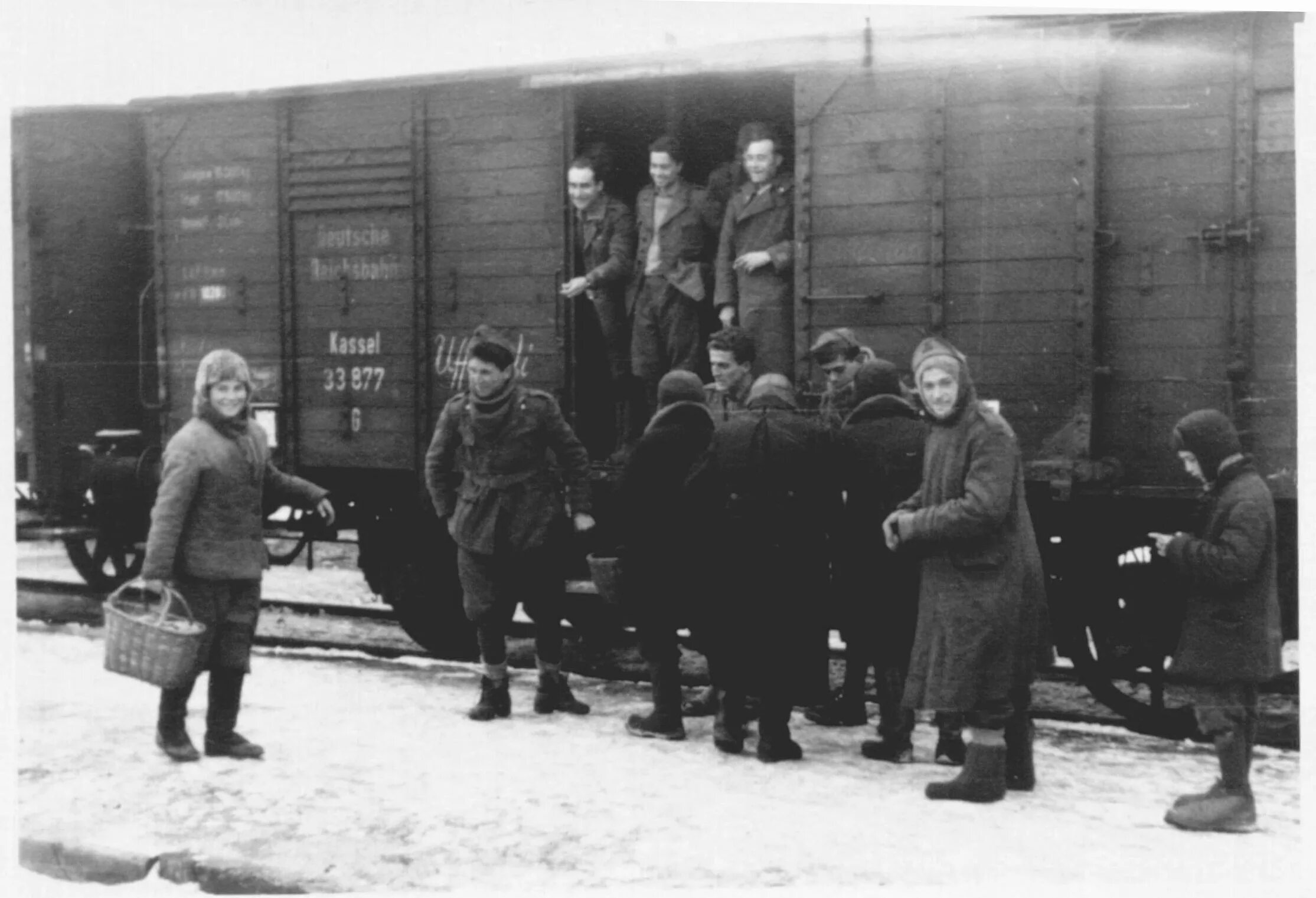 Нам в теплушках не спалось. Теплушка Великой Отечественной войны. Вагон Теплушка Великой Отечественной войны. Солдаты в теплушке 1941. Вагоны теплушки во время Великой Отечественной войны 1941-1945.