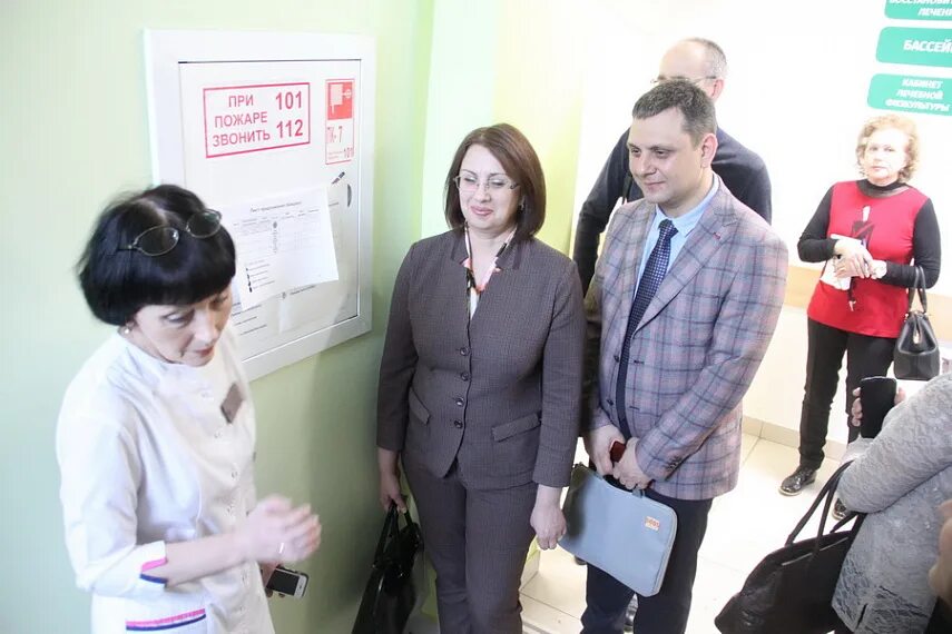 Работа поликлиник в алтайском крае. Неотложный кабинет в поликлинике. Смоленская поликлиника алтайский край. Много пациентов. 4 больница бийск стационар.