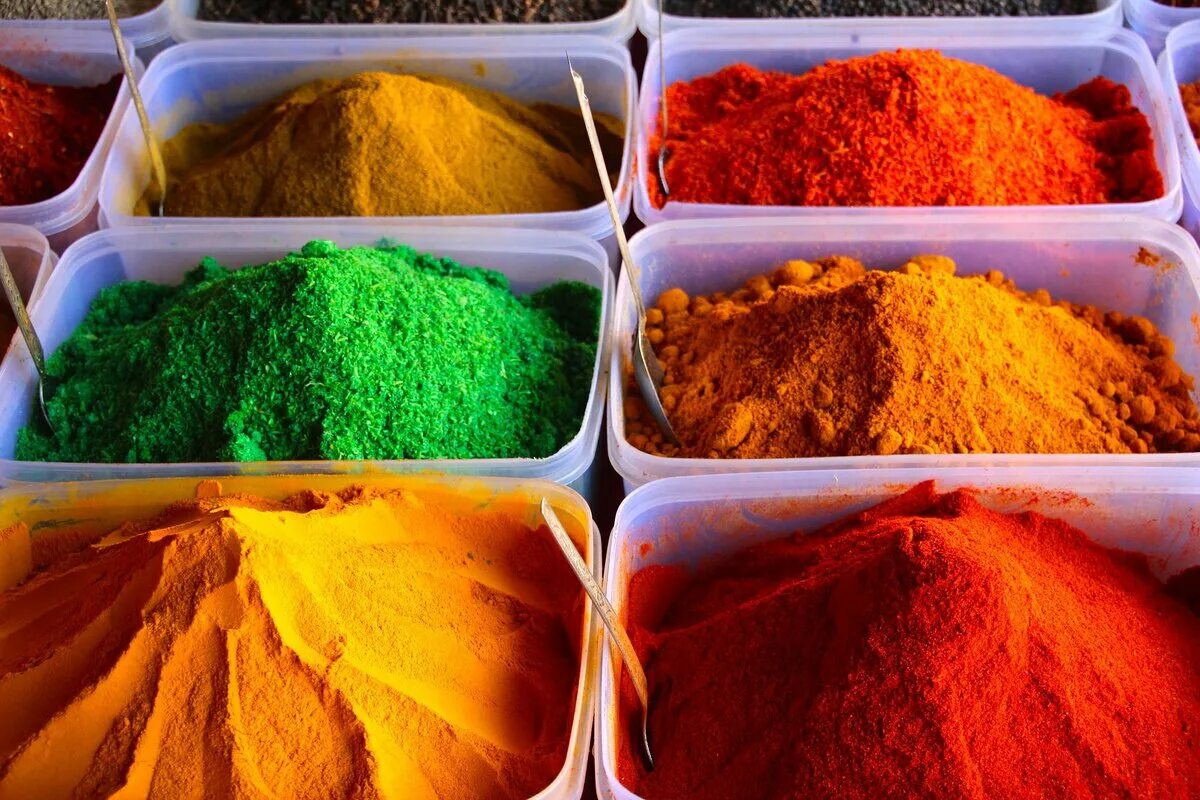 Холодные специи. Шафран специя порошок. Специи Saffron Curry. Приправа карри цвет в Индии. Разноцветная пряность.