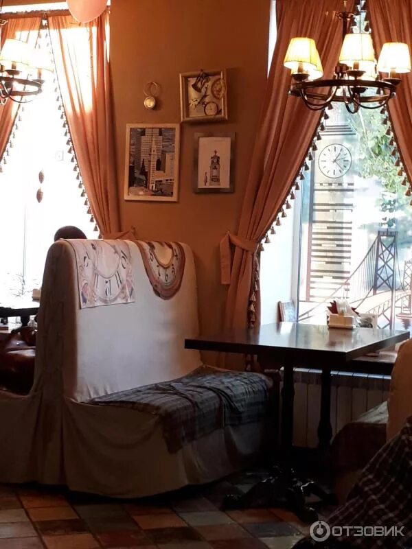 Кафе торжество гатчина. Солнечные часы в питере. Кафе часы гатчина. Гатчинское часов. Гатчинское часов.