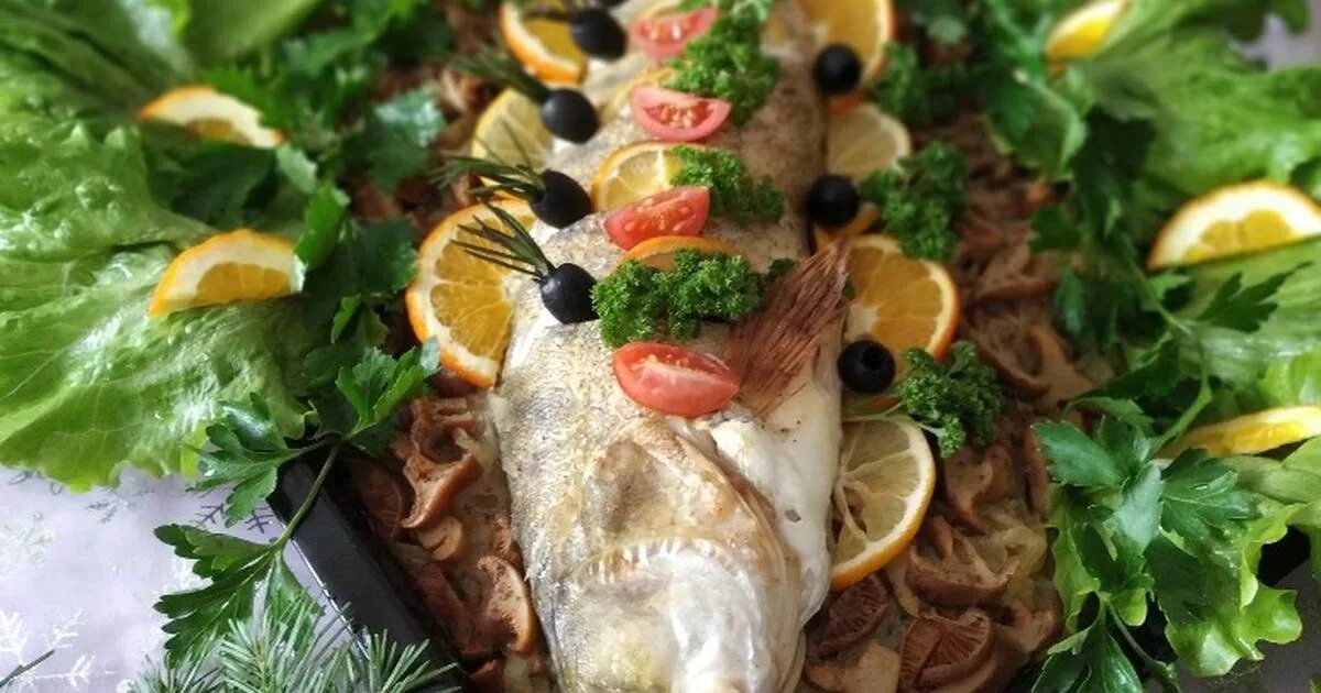 судак рыба запеченная. судак запеченный в духовке с овощами. судак в духовке в фольге. судак запеченный с овощами. лосось запеченный целиком.