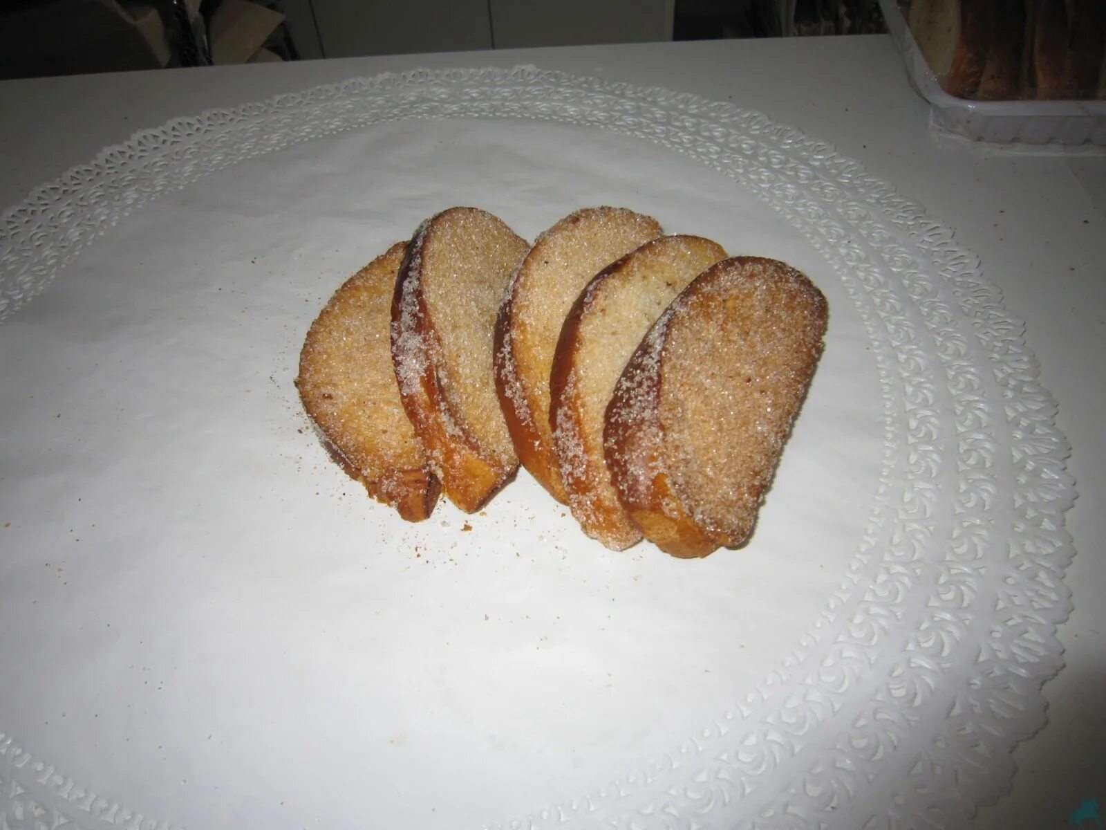 что можно сделать из сухарей сладких. сухарики из батона в духовке. сухари из хлеба сладкие. как сделать сладкие сухари. сладкие сухарики из батона в духовке.