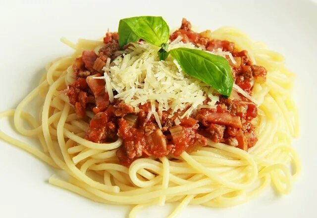 лапша болоньезе с беконом. паста карбонара состав. макароны болоньезе с беконом и сливками. паста казаречче карбонара. карбонара с беконом и ветчиной.