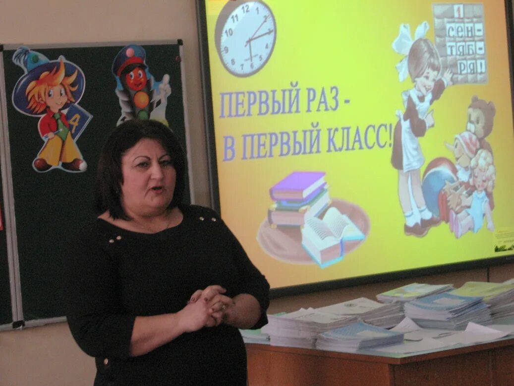 Гимназия евпатория. Директор гимназии им.сельвинского евпатория. директор гимназия евпатория. гимназия сельвинского эмблема. директор гимназии сельвинского землянская.
